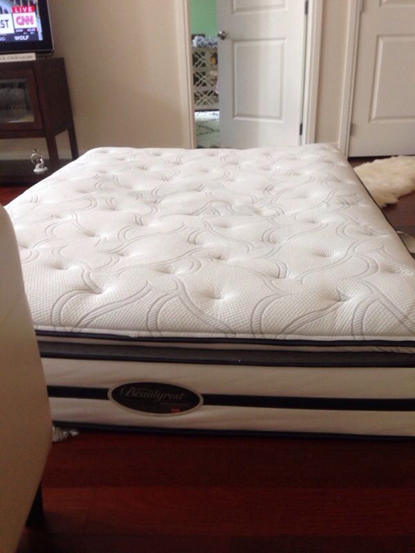 Queen size bed Simmons BeautyRest Dreamwell collection Queen mattress and box spring
