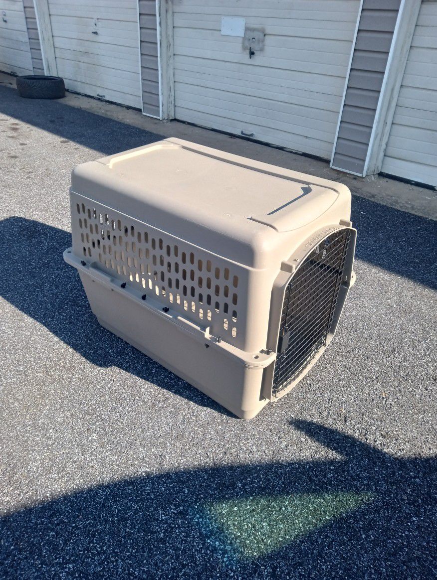 XLG 40 X 30 X 23 INCH DOG KENNEL IN EXCELLENT CONDITION READY TO USE