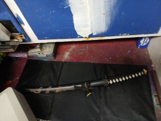 This image perfectly confirms the internal construction. What you see here is a classic threaded rat-tail tang secured by a hex nut.
Here is what this