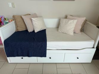 Ikea - Hemnes Daybed + 2 twin Mattress