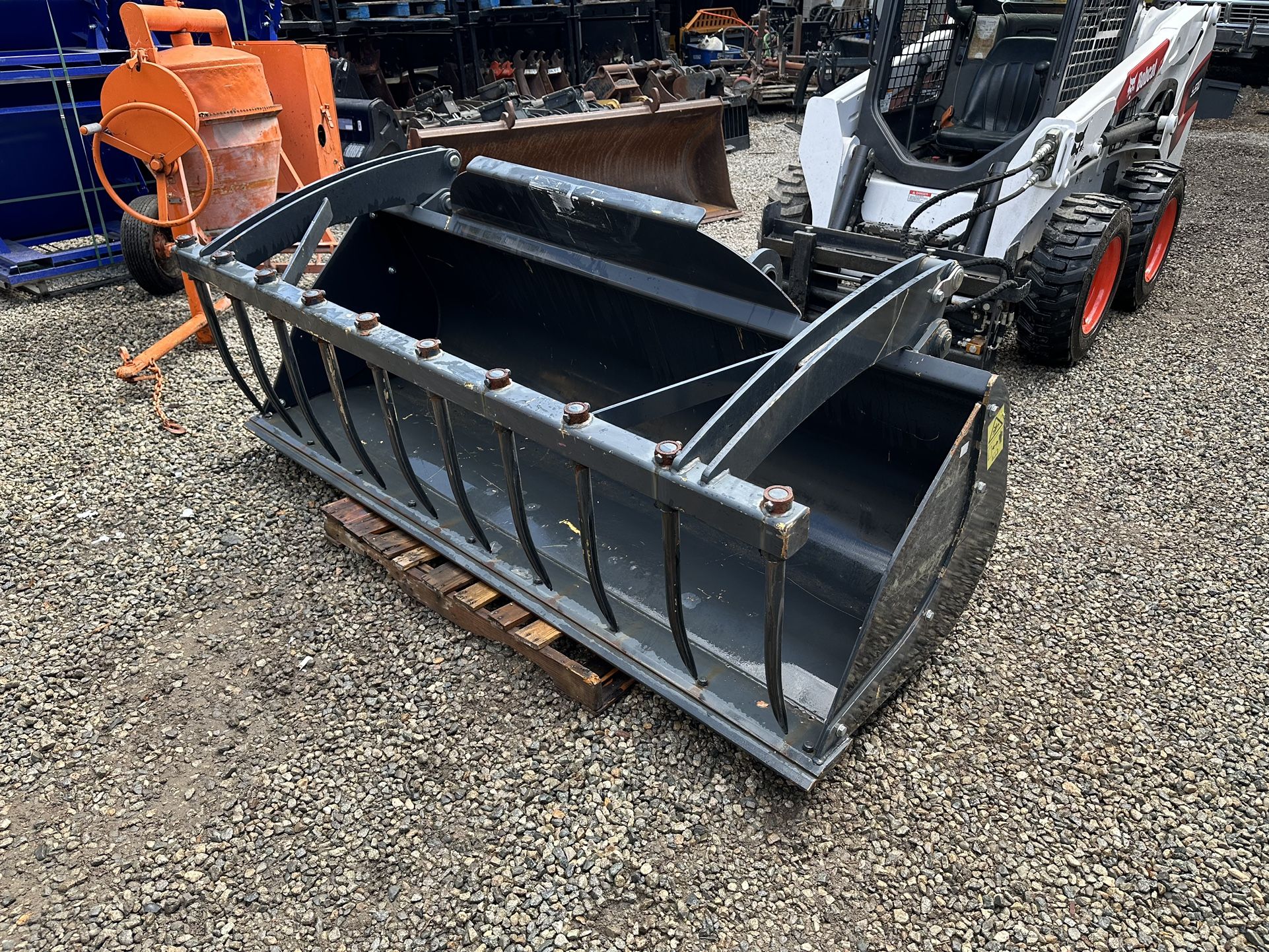 Large NEW bobcat telehandler Grapple Bucket