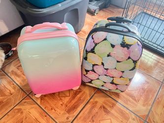 Girl’s luggage’s