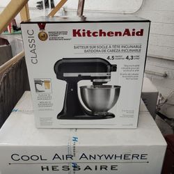Kitchen-Aid tilt head mixer 4.5 quart bowl