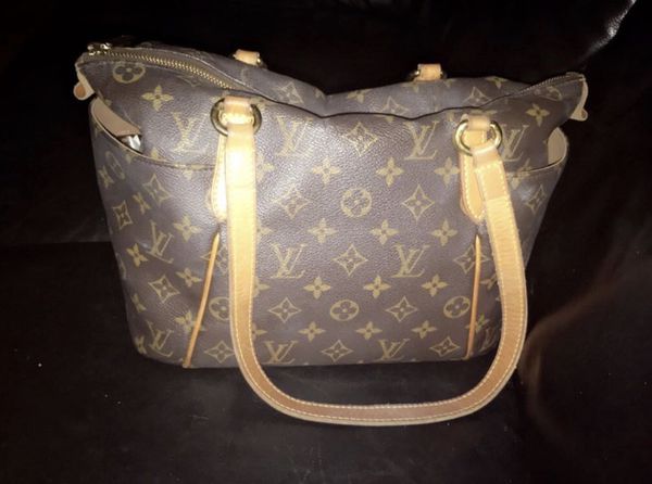 Louis Vuitton Purse, only worn once, excellent condition for Sale in San Marcos, TX - OfferUp