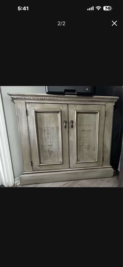 Corner cabinet with shelf