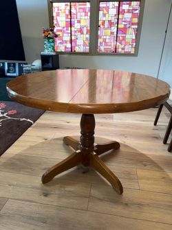 42” Scalloped Round Dining Table Extendable