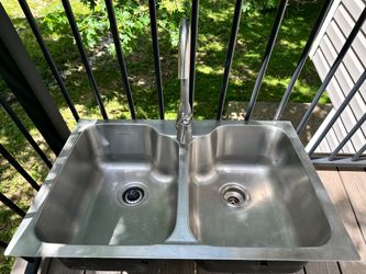 Double sink with pull down sprayer, stainless.