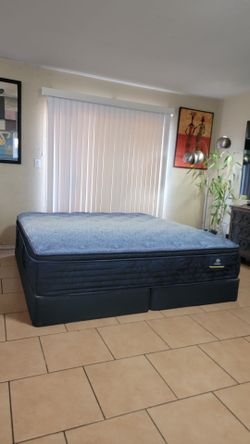 NEW KING SIZE SERTA MATTRESS FOR SALE! COME WITH BOXSPRINGS, IN EXCELLENT CONDITION, FREE DELIVERY