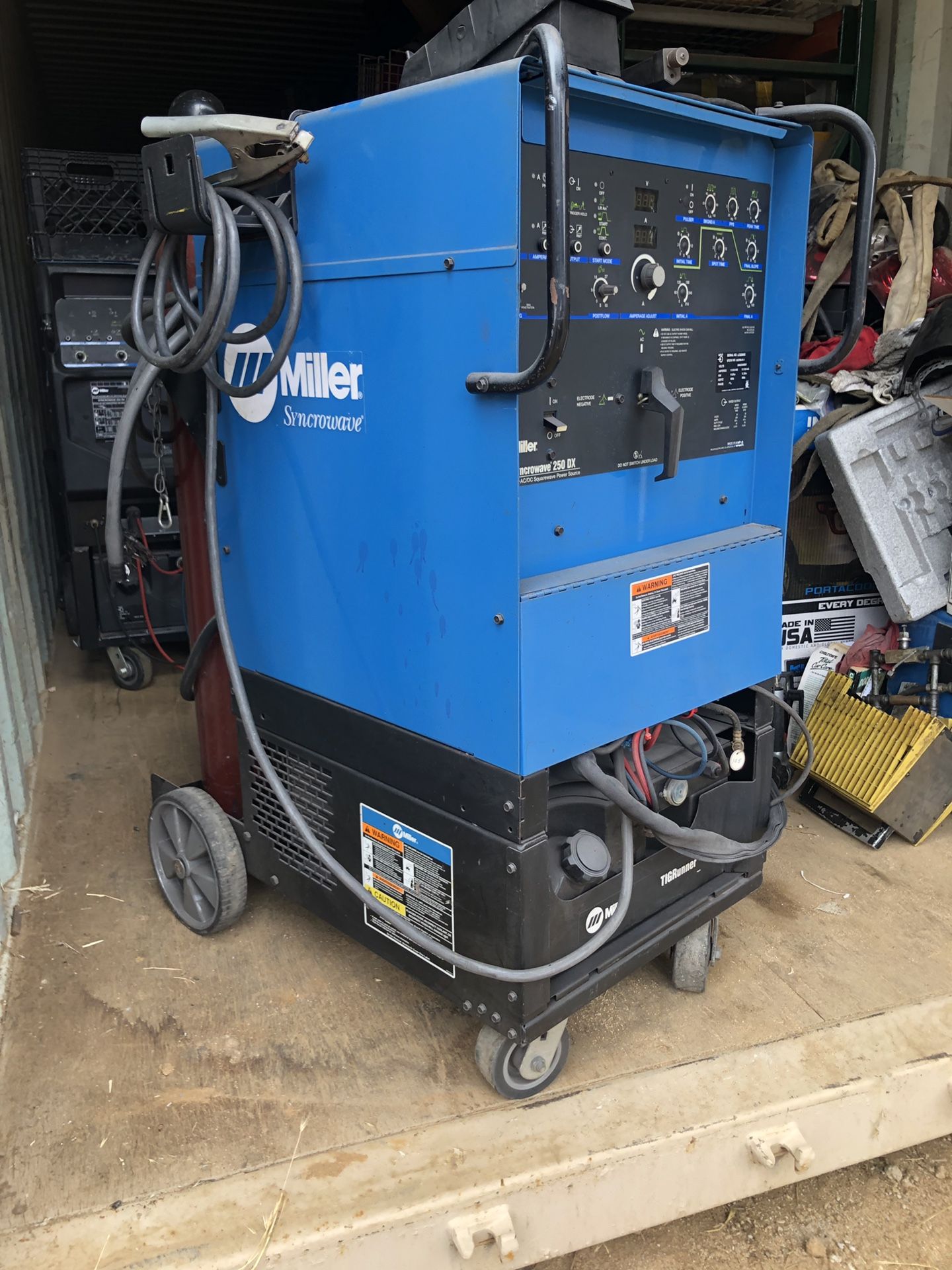 Miller Syncrowave 250DX AC/DC Welder only 64 hours on meter