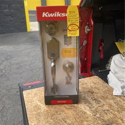 Kwikset Nickel Color Smartkey Front Entry Lock Set.   See Photos For More Information And Price Reduction.