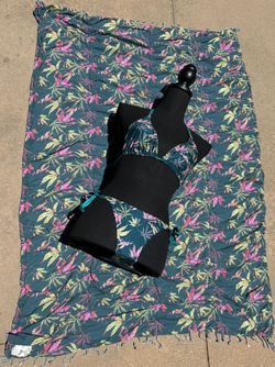 Leaf print bikini matching beach blanket