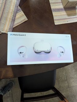 Mint Condition Meta Quest 2 with 128 GB, Head strap