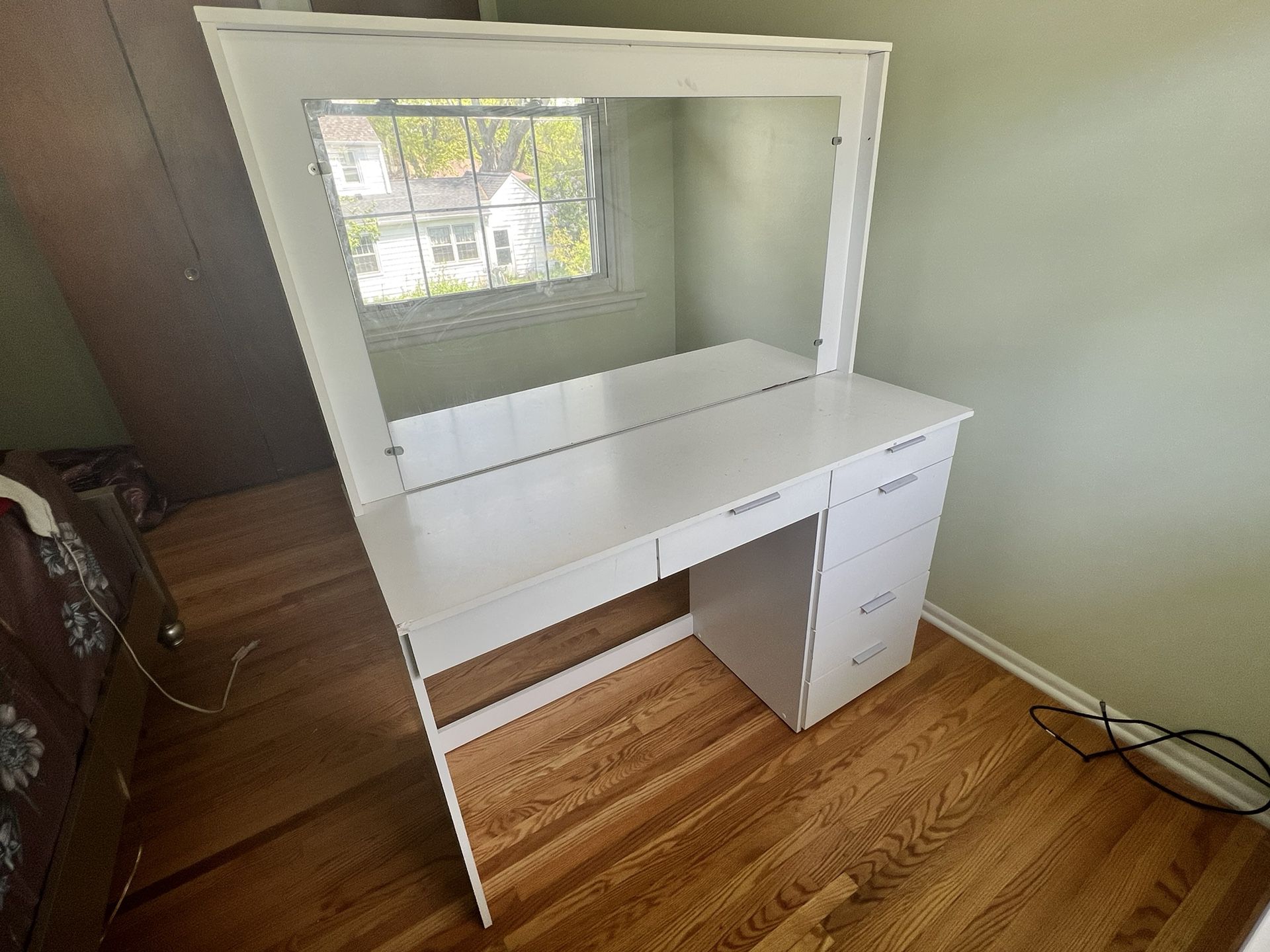 White Mirror/desk 