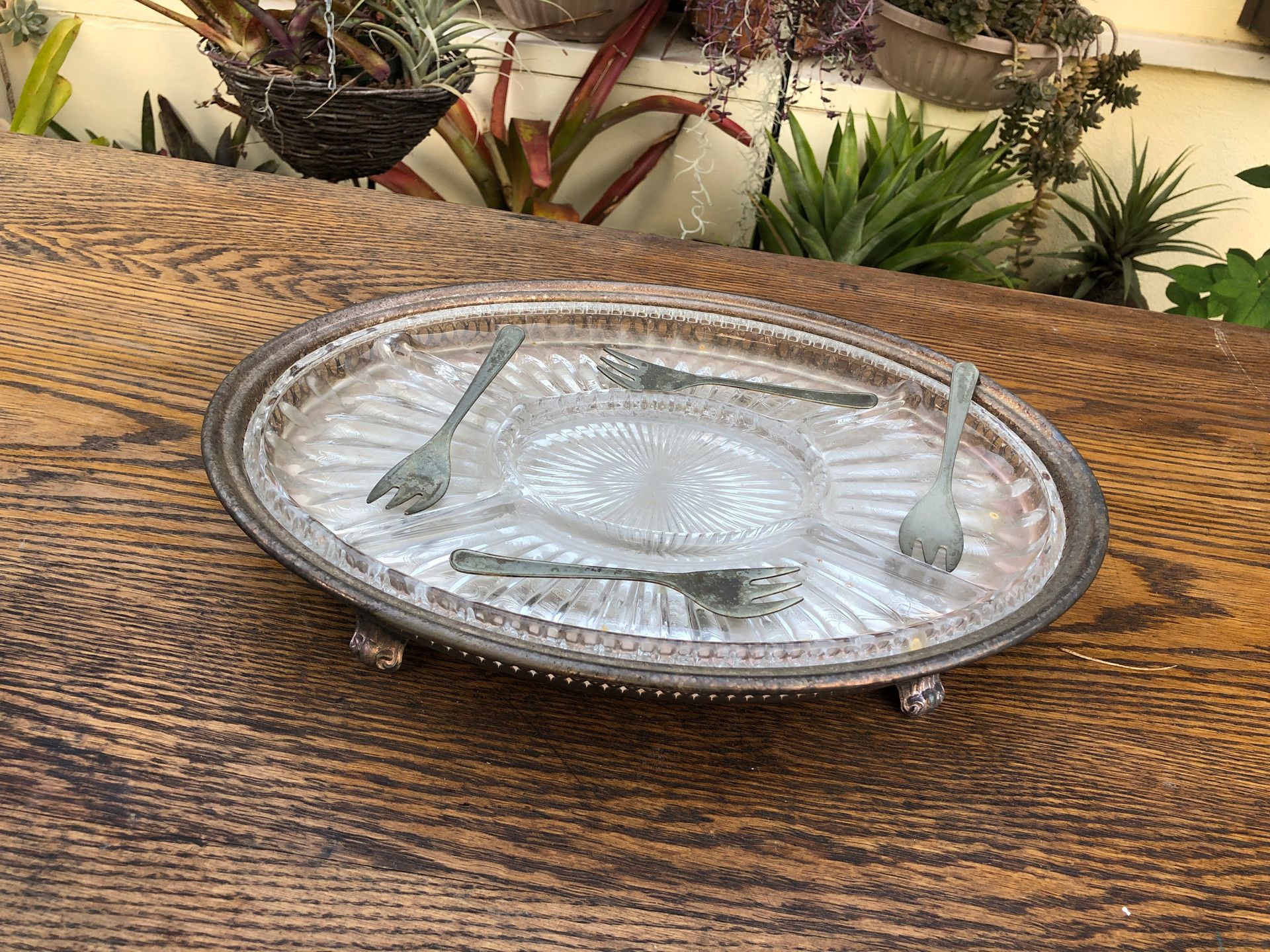 Leonard Silver plate Vented Footed Serving Tray Platter with Glass Insert