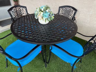 Like new patio set (read description) DELIVERY AVAILABLE