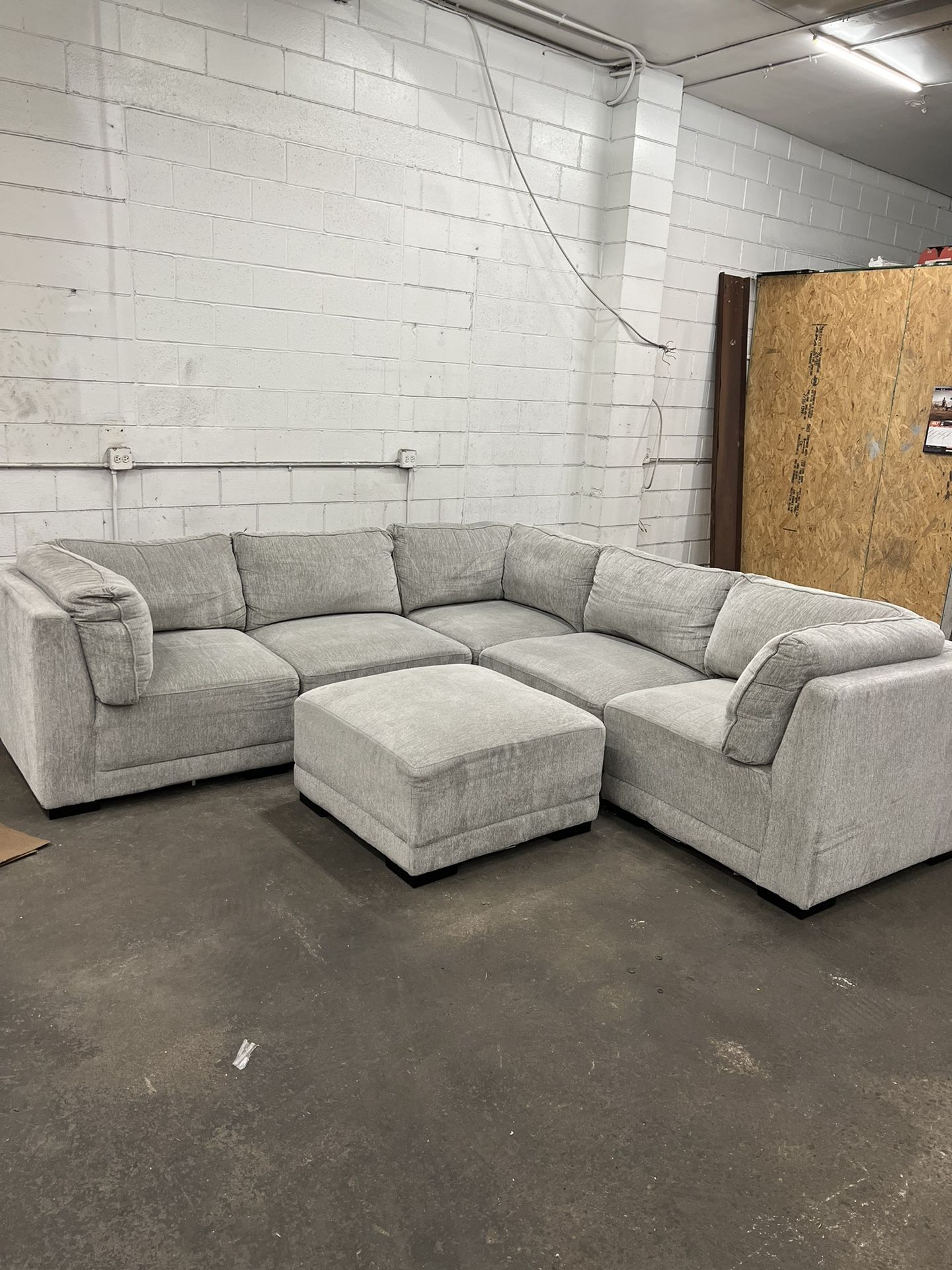 (Free Delivery) Light Gray Belize 6 Piece Modular Sectional Sofa Couch W/ Ottoman