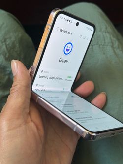 Samsung z flip 5 . Unlocked, so nice