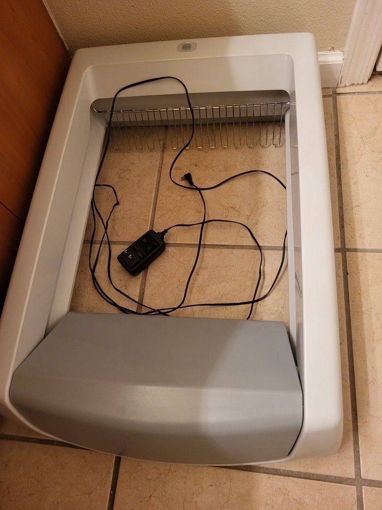 Unused Self Cleaning Cat Box