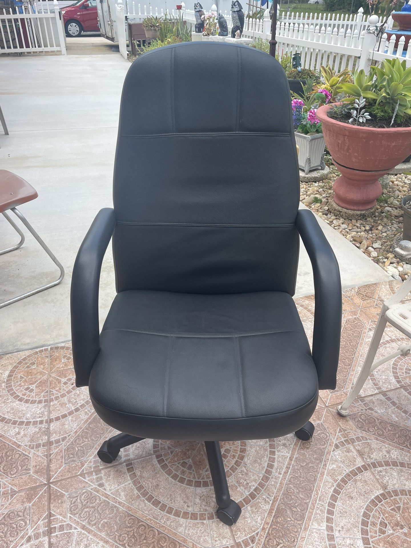 Office chair in good condition, does not rise but rolls and swivels