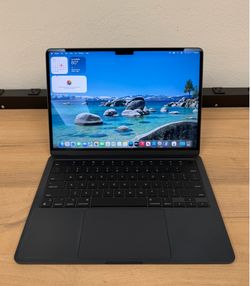 13.6" MacBook Air M2 8 Core*256GB SSD*8GB RAM
