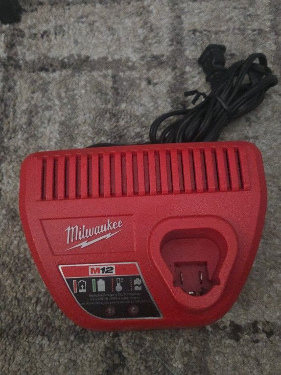 Cargador Milwaukee M12