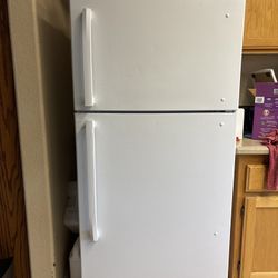 Insignia 18 Cu ft Top Freezer Refrigerator 