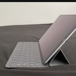 Apple iPad  Pro 10.5 Inch  + Apple Keyboard 