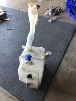 06-07 Subaru wrx sti windshield wiper tank with sensor/ pump