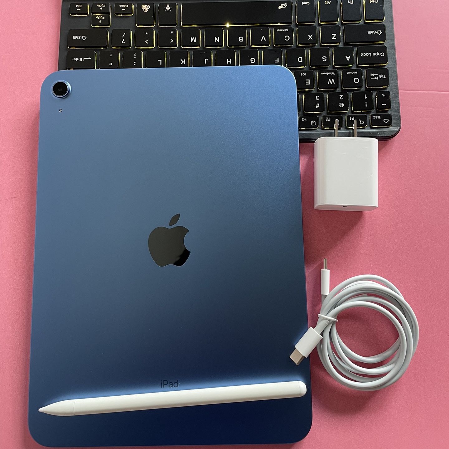 256gb Apple IPad 10th Generation (10.9” Liquid Retina / Latest 2022 model) with pen, keyboard, case & Accessories (warranty 11/ 2024) 