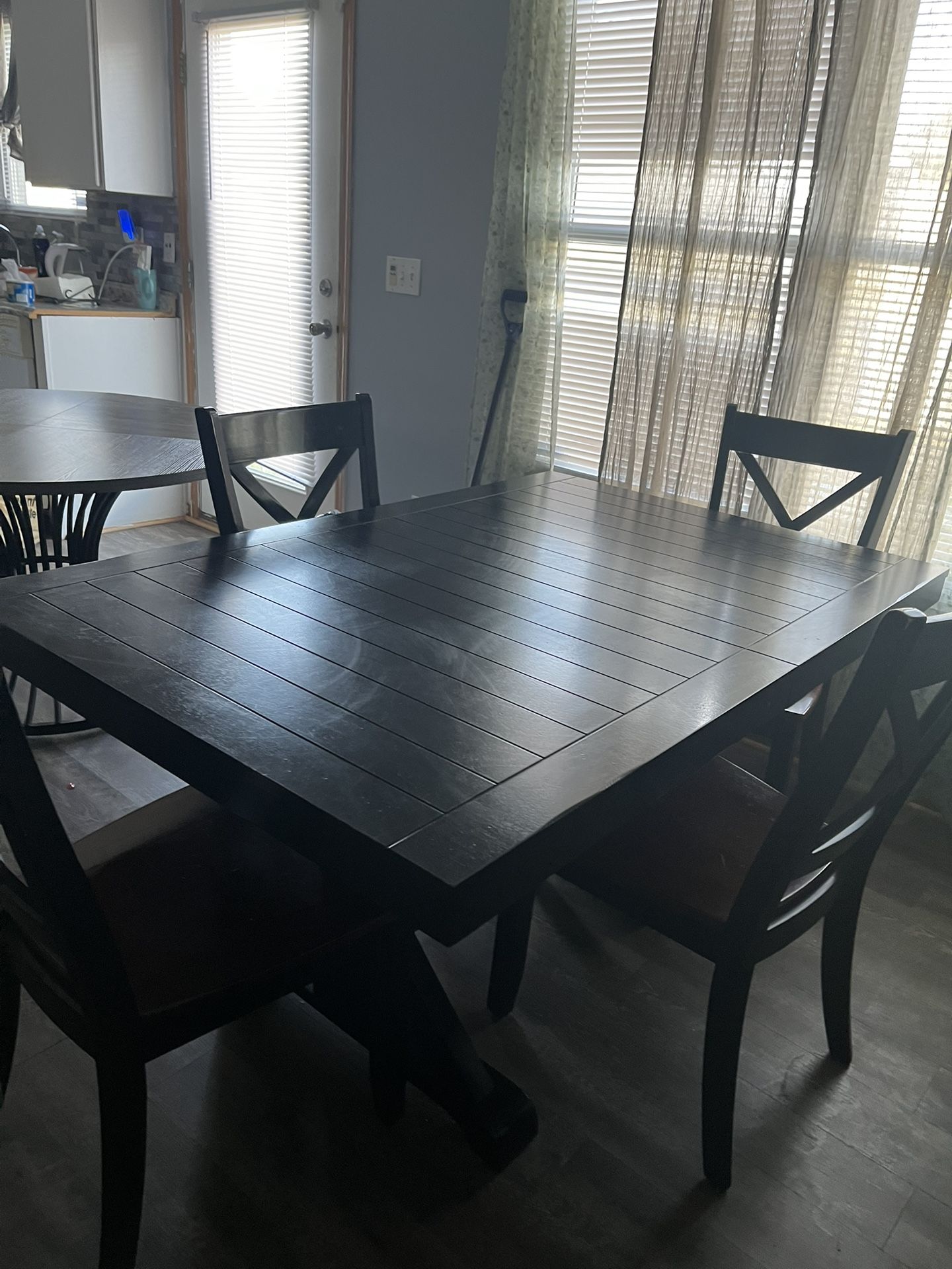Dining Room Table & Chairs