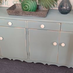 CUTE BUFFET OR TV STAND AT PICKY PINCHERS 3643 5TH AVE N ST PETE OPEN NOON TO 6PM FREE DELIVERY