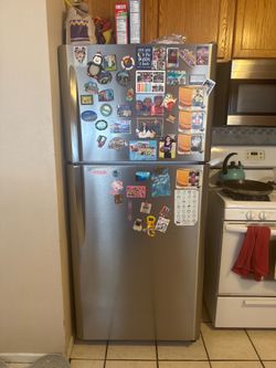 Frigidaire Gallery Stainless Steel Refrigerator – Excellent Condition