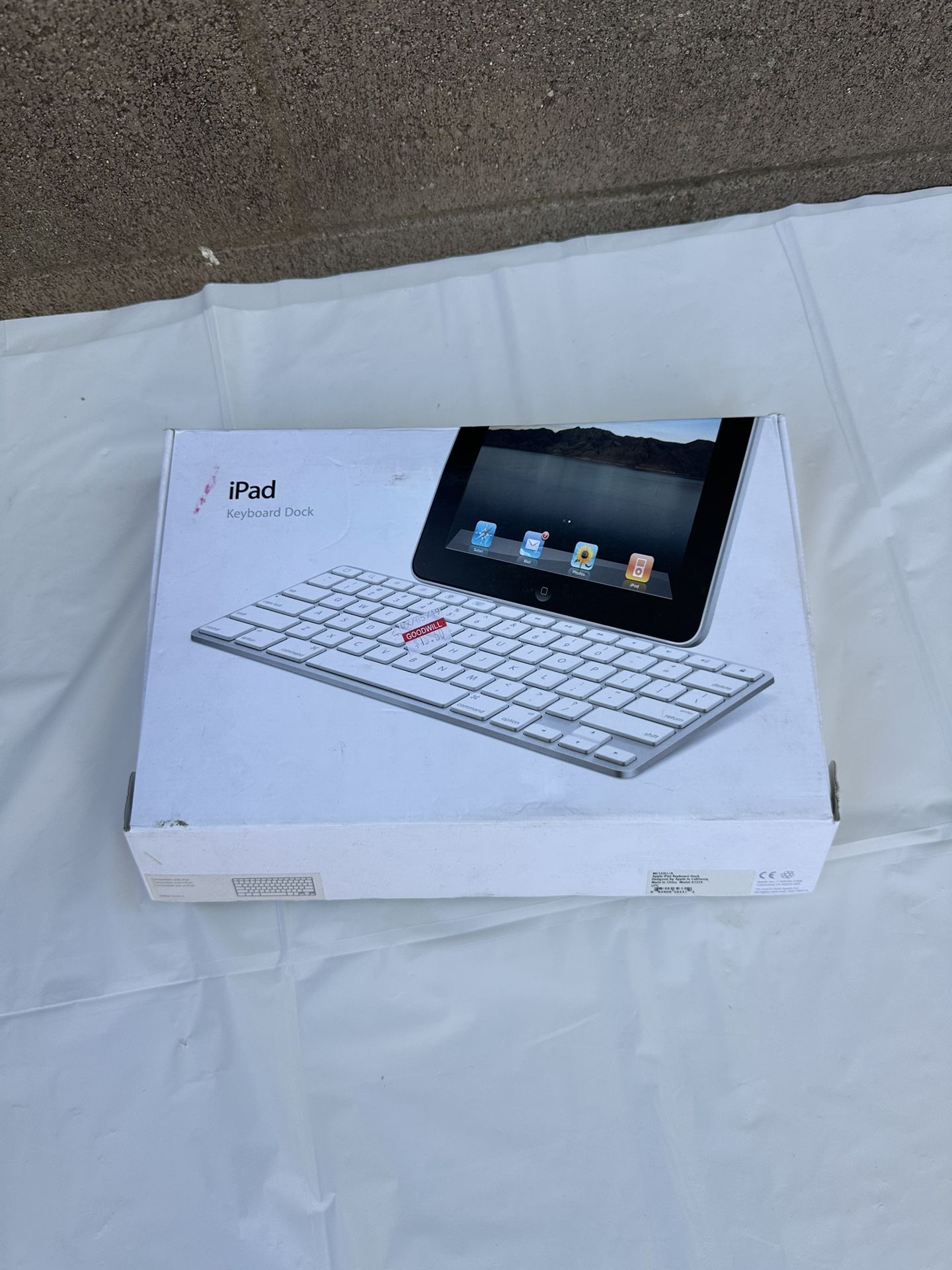 Apple iPad Keyboard Dock A1359 30-Pin 1st, 2nd Generation iPad Accessory