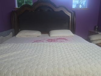 Free king size bed, mattress nt included