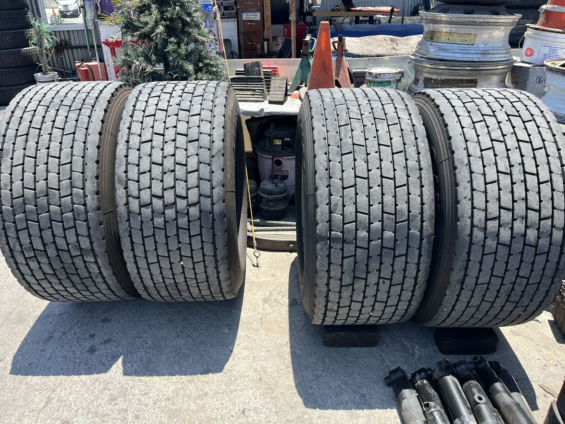 445/50R22.5- USED SUPER SINGLE Tires and Rims 445 50 r 22.5 Aluminum set of 4
