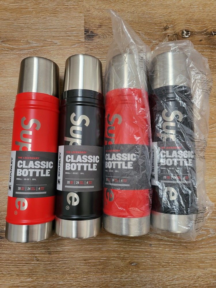 Supreme stanley 20 oz vacuum insulated bottle RED/BLACK
