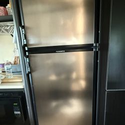 RV Refrigerator-Dometic 2 way 6 cubic foot