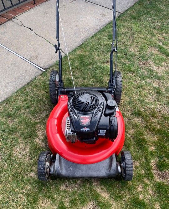 YARD MACHINE 21" WALK BEHIND PUSH MOWER WITH BAGGER