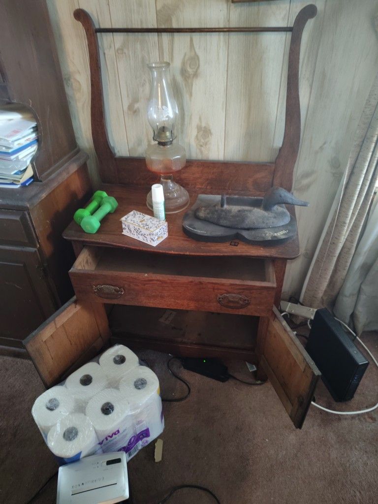 Antiques Table 100