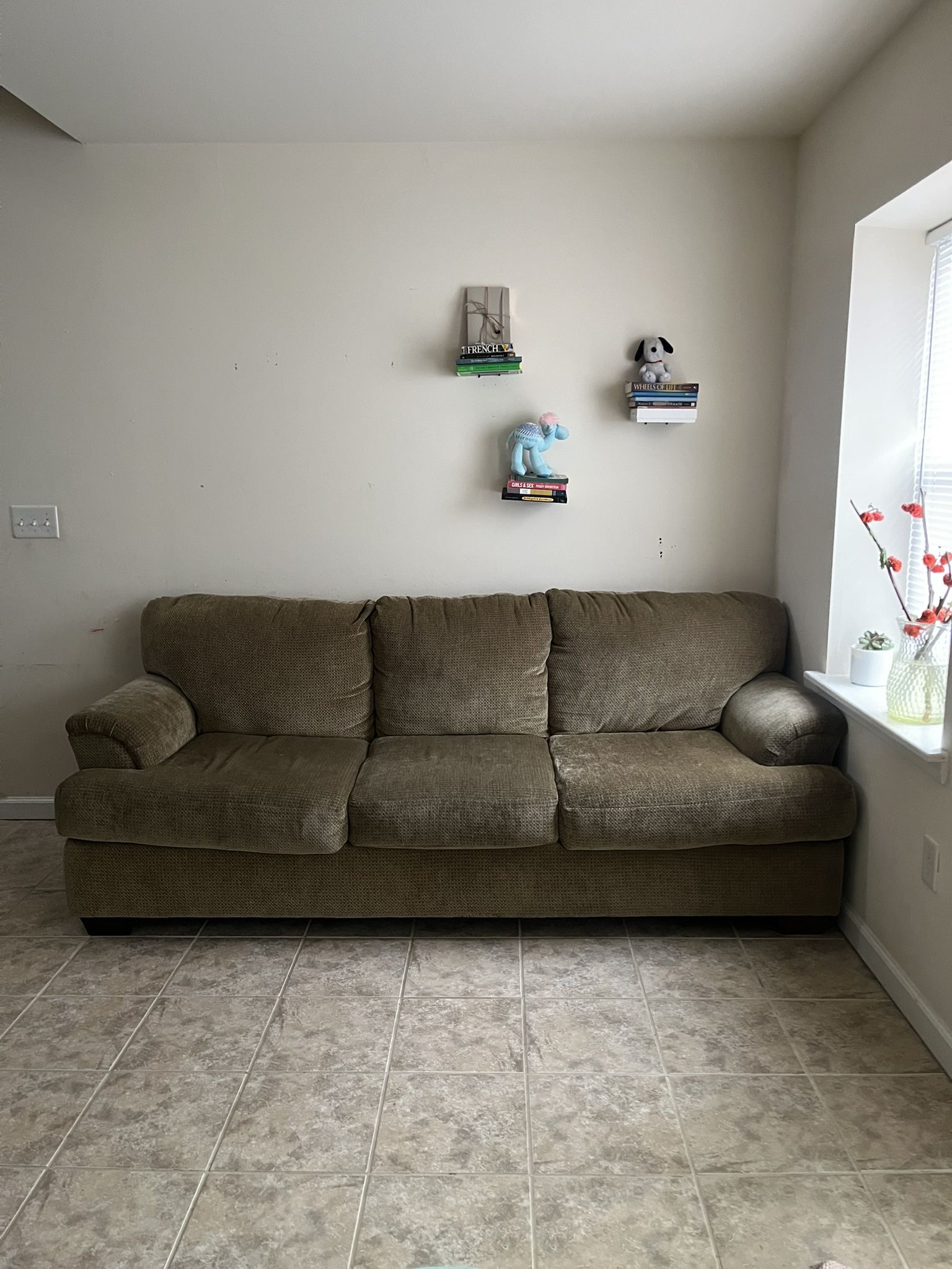 Comfortable 3-Seater Sofa – Good Condition – Neutral Color