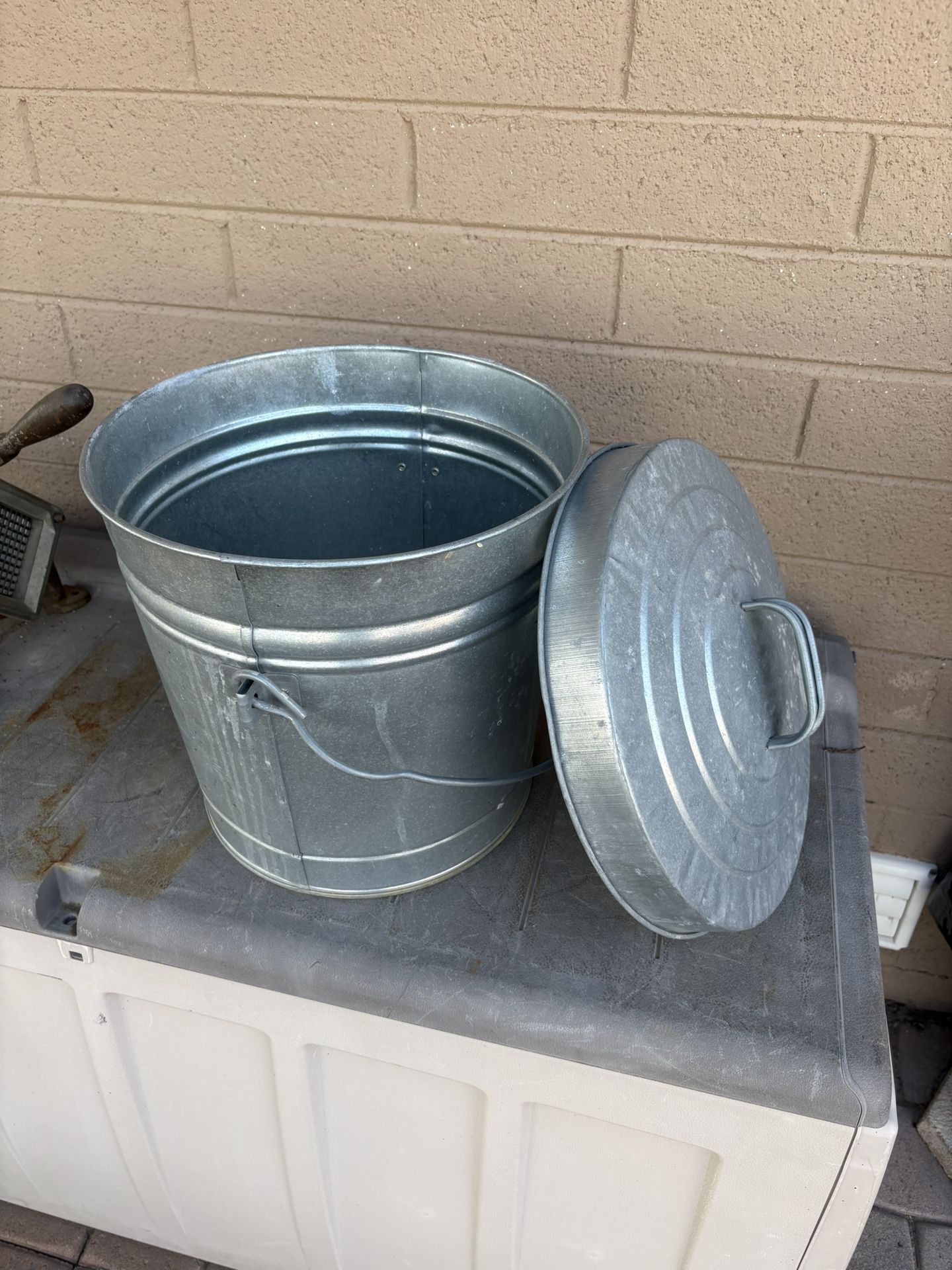 5 Gallon Trash Can