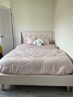 Beautiful full bed (mattress not included)