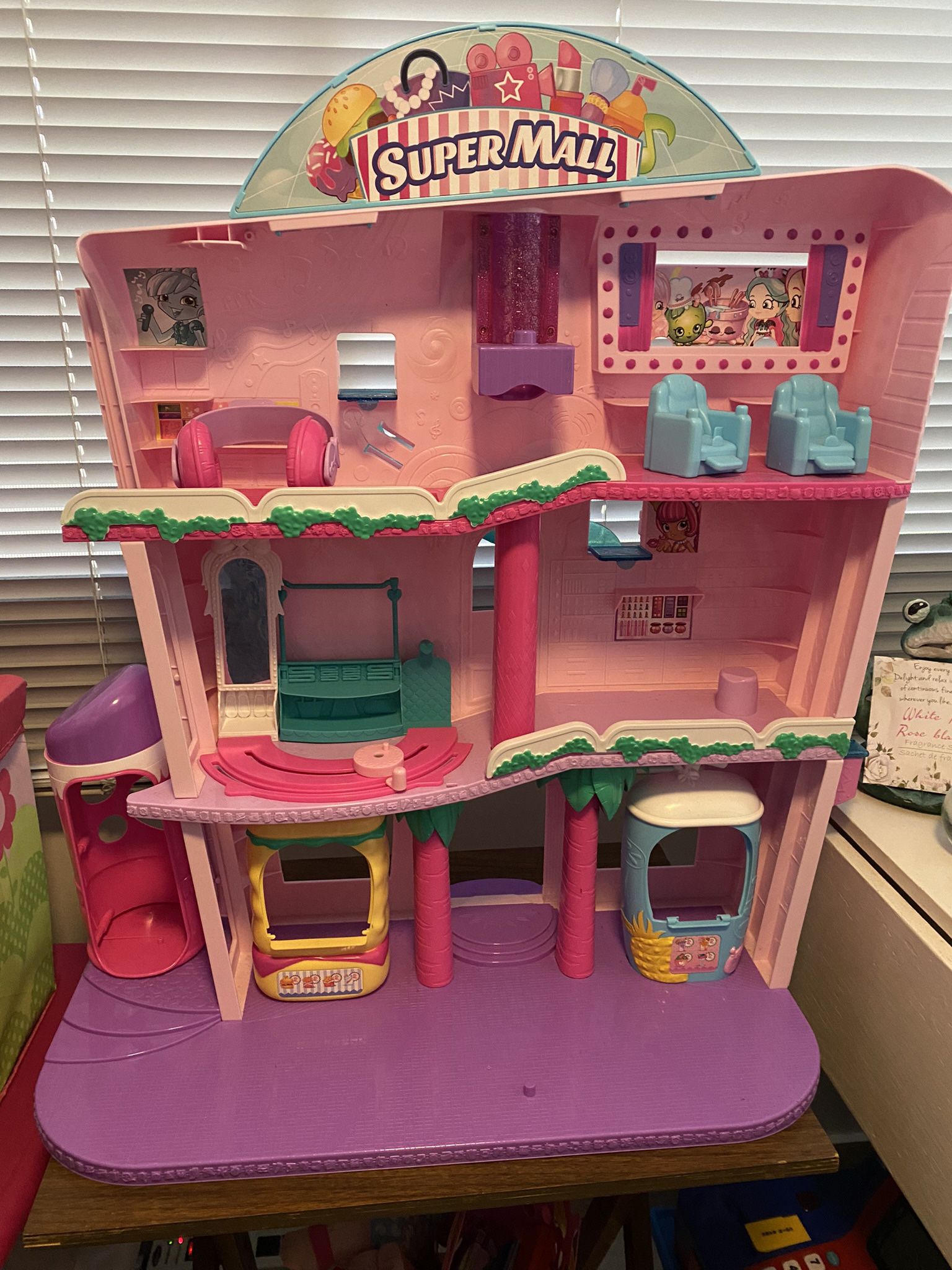 SHOPKINS  SUPER MALL HOUSE …Complete with accessories 