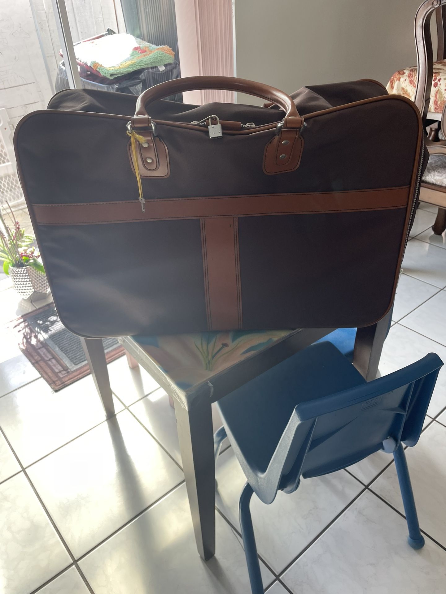 Carry-on suitcase without wheels in good condition with lock and 2 keys measures 24 inches long, 16 inches high and 8 inches deep