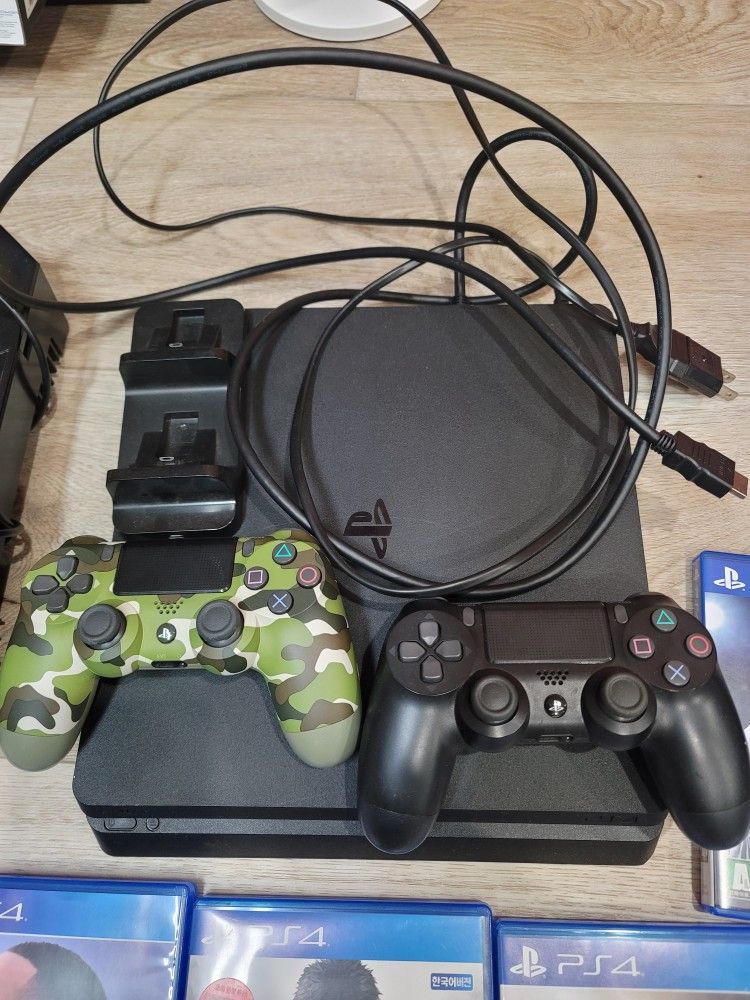 PS4 bunble with games + joysticks