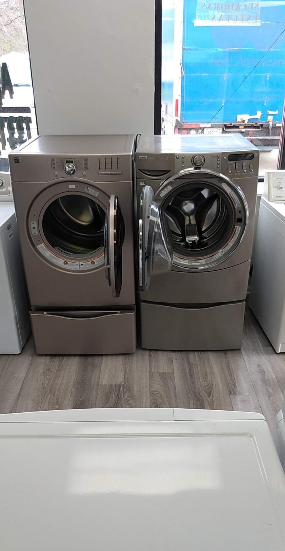 Kenmore Washer And Gas Dryer Worh Pedestals Included Set For $745