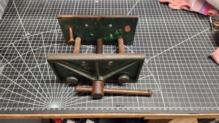 Small woodworking bench vise