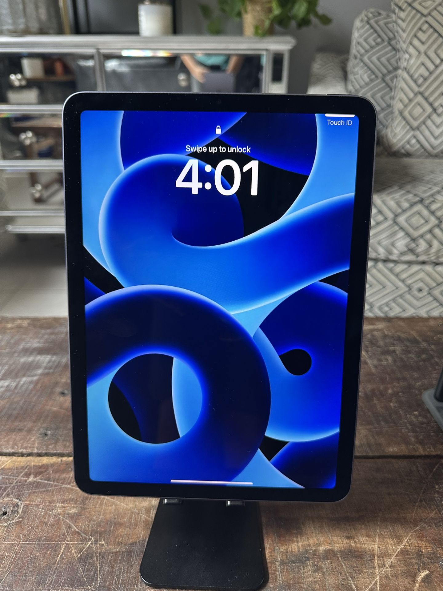5th Gen iPad Air 64g with Keyboard - LIKE NEW