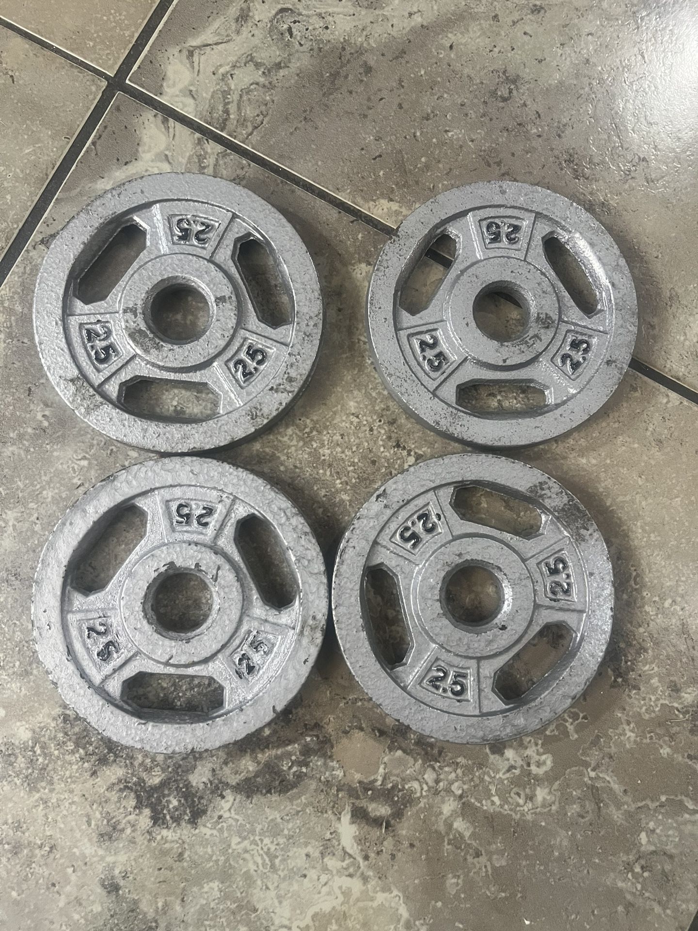 4 x 2.5 lbs 10lbs Total Cast iron Standard Barbell Weight Plates - Gray. Used in good condition with minor cosmetic blemishes associated with normal u