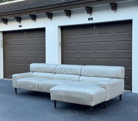 🛋️ Sectional Couch/Sofa - Chateau D’ax - Delivery Available 🚛